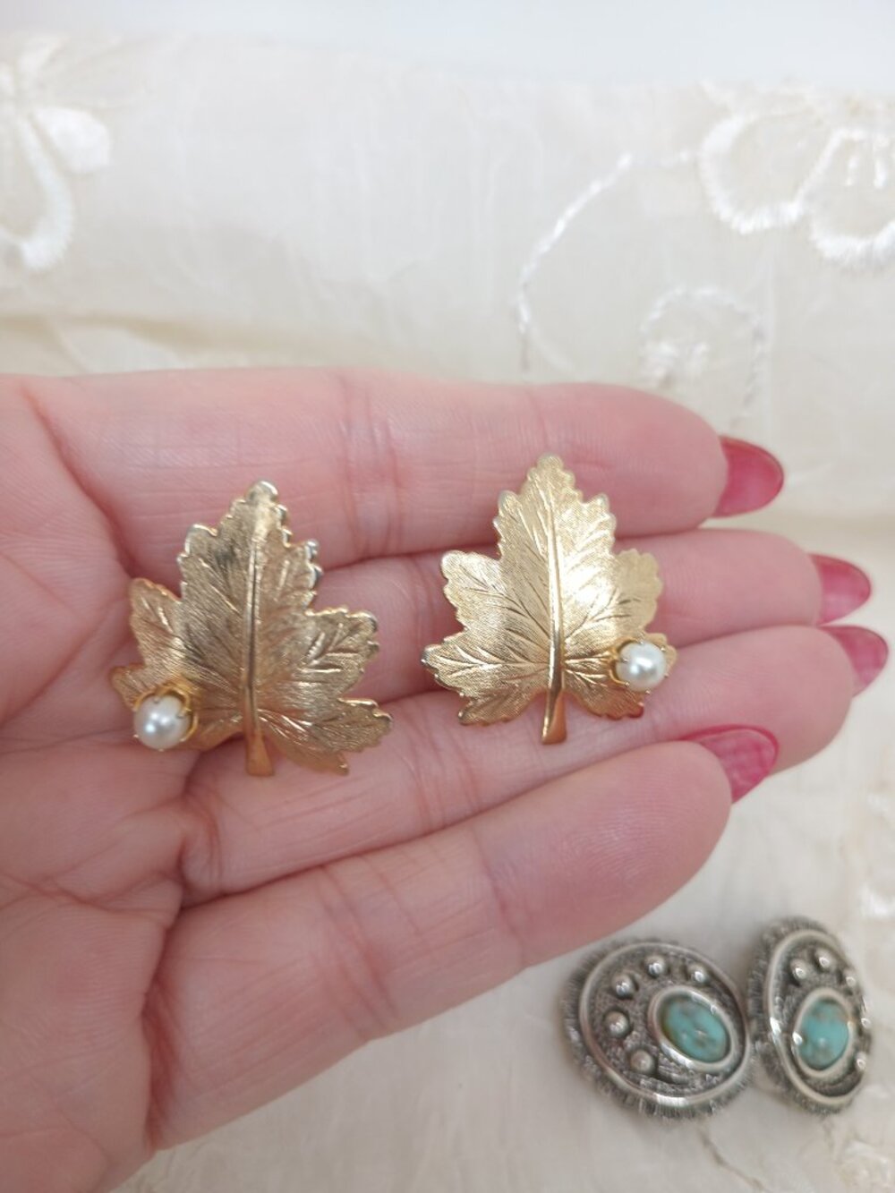 lot of Sarah Coventry Earrings Gold Tone Clip On's Whispering Leaf, Dangle Pearl - Picture 10 of 11